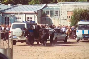 Их нравы. В Петербурге на школьной линейке ОМОН провел показательное задержание