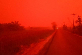 Фото дня. Почему небо Индонезии окрасилось в кроваво-красный цвет