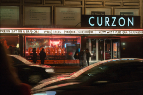 Девушка расплакалась в Сохо: «Не может заставить своих мужчин прочитать книги Алексиевич»