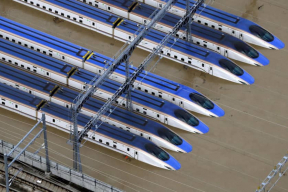 Фото дня. «Хагибис» потопил скоростные поезда в Японии