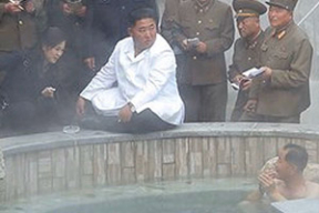 Еще одно чудное фото Ким Чен Ына – на этот раз на бортике бассейна