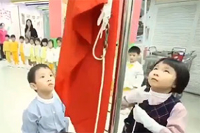 Такова реальность. Гонконгские детсадовцы поднимают китайский флаг