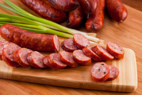 Так все-таки можно есть? Ученые реабилитировали колбасу и сосиски