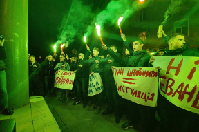 В Киеве сотни людей протестовали на Майдане против особого статуса для Донбасса