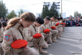Видеофакт. В Туве дети встали на колени для поздравления Путина