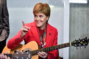 Первый министр Шотландии играет на гитаре: если вы думаете, что я не умею танцевать, вы еще не слышали мое пение!