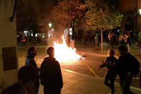 Протесты в Каталонии: спецназовцам дарили конфеты и свиные ноги хамона