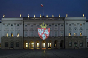 Фотофакт. В Польше день похорон повстанцев отметили иллюминацией на президентском дворце