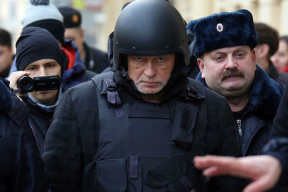 В бронежилете и каске. Питерского историка Соколова привезли на место убийства