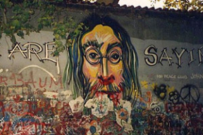 Чем стена Леннона в Праге отличается от стены Цоя в Минске
