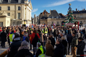 Так протестуют французы: глинтвейн, музыка, петарды