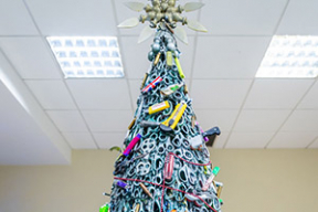 Зачем в аэропорту Вильнюса появилась ёлка-инструкция