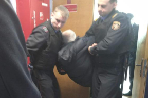 В зал суда пенсионера вносили и выносили на руках. Он выступил с последним словом