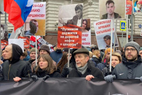 «Верьте своим глазам, а не кремлевским жуликам». Бело-красно-белые флаги на Марше Немцова