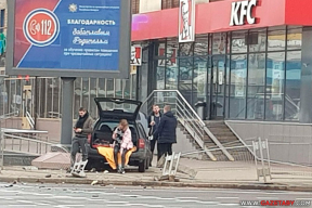 Возле Комаровки в результате ДТП автомобиль вылетел на тротуар