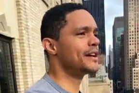 Как соседи отреагировали на флешмоб комика, который запел на балконе