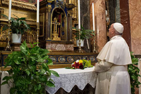 Папа римский молится перед крестом, которому римляне молились во время эпидемии чумы