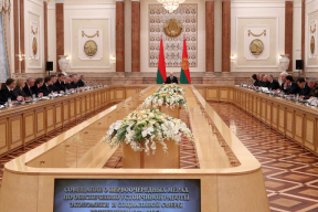 Большое совещание по коронавирусу у Лукашенко – ни одного в маске на расстоянии меньше метра