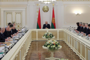 В окружении Лукашенко не нашлось ни одного чиновника в маске