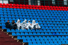 Фотофакт: болельщики на трибунах в Витебске в защитных костюмах