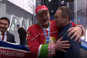 Видеофакт. Рукопожатия и обнимашки Лукашенко на камеру