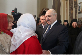 Фотофакт. Лукашенко с Николаем ставят свечки в окружении толпы. Угадайте, сколько человек в маске?