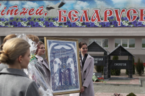 Картина маслом. Лукашенко подарили символ города и сладкое
