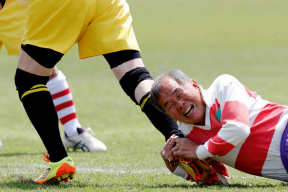 «На поле мы бьемся насмерть». Пожилые регбисты в Японии — фотоистория