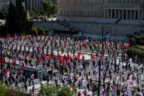 Первомайский митинг в Греции. Маски, перчатки и дистанция в два метра