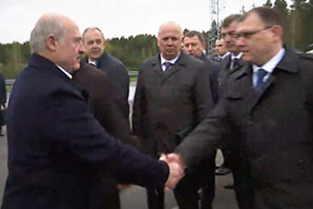 Видеофакт. 12 рукопожатий Лукашенко за 40 секунд
