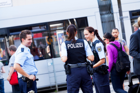 Почему Европа доверяет своим полицейским