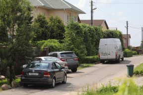 Возле коттеджа Эдуарда Бабарико «дежурит» несколько машин. Там тоже обыск