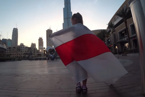 Фотофакты из Дубая, Варшавы, Праги. Белорусы под бело-красно-белыми флагами растянулись в «цепи солидарности»