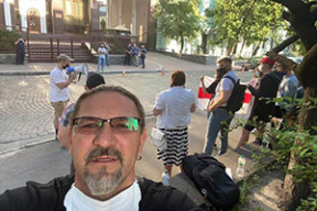 Кузин поделился селфи на фоне цепи солидарности в Киеве