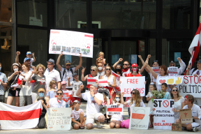 Как прошел массовый пикет солидарности с Беларусью в Торонто