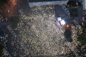 Невероятное видео из Гомеля, где люди на пикете Тихановской поют песню «Муры» под свет фонариков