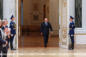 Фотофакт. Лукашенко повторил эффектный выход Путина