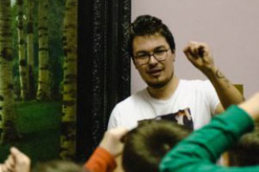 Лучшего экскурсовода Художественного музея уволили за стихотворение. «25 лет прошло, просто вы стали старым»