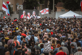 Митинг Тихановской в Молодечно: несколько тысяч человек пришли на стадион