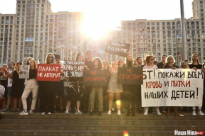 Наталья Кочанова и Наталья Эйсмонт срочно приехали на БТ, где сотрудники готовили забастовку