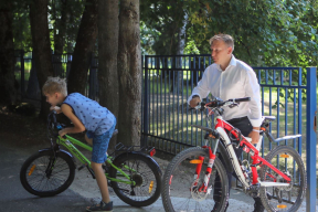 Фотофакт. Андрей Дмитриев приехал на участок на велосипеде, с белой лентой на руке
