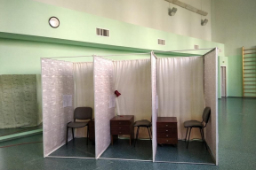 Как выглядят кабинки для голосования на участке в Вилейке и Полоцке