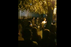 «Молодцы». В Кобрине протестующие устроили овации ОМОНу – силовики опустили щиты
