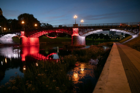 Мосты в Вильнюсе подсветили бело-красно-белым, чтобы поддержать белорусов