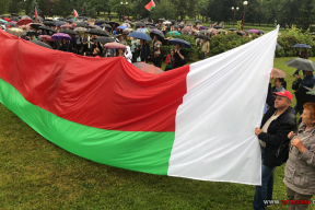 Фотофакт. На митинг за Лукашенко пришли с удивительным флагом