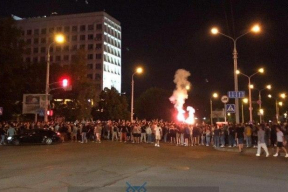Видеофакт. Протестующие и ОМОН на улицах Минска поздним вечером 9 августа