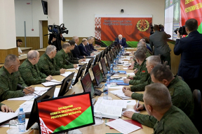 «Не надо нас убаюкивать мирными акциями». Лукашенко собрал совещание в Миноборны