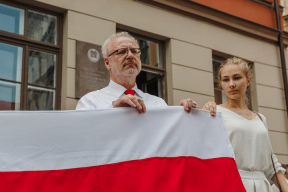 Фотофакт. Президент Латвии и экс-президент Литвы с бело-красно-белым флагом в цепи в поддержку Беларуси