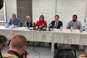 К Латушко приехали следователи, а лидера стачечного комитета МТЗ вызвали в СК