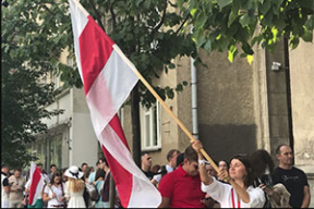 У посольства Беларуси в Вильнюсе овациями встретили песню «Перемен»